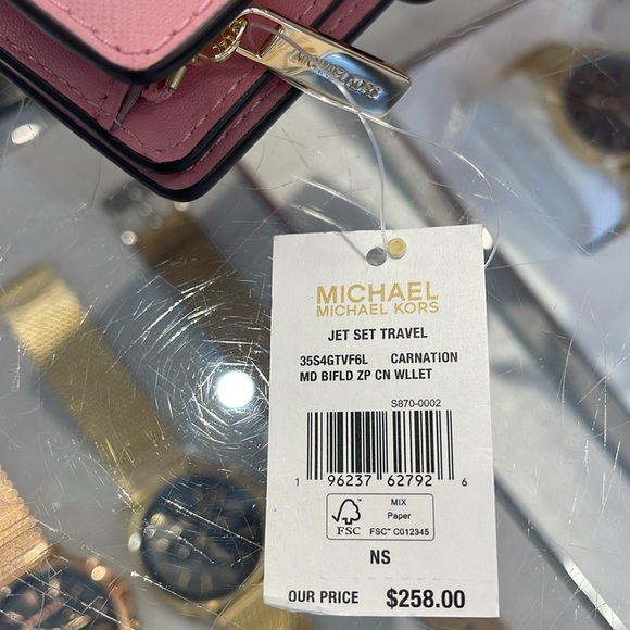 MICHAEL KORS
Medium Jet Set Travel Crossgrain Leather Bifold Zip Wallet
Carnatio - Picture 10 of 16